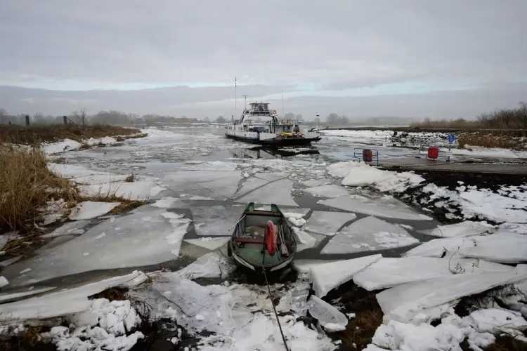 Durch die Kälte bilden sich Eisschollen auf der Elbe – hier die Elbfähre Tanja, die am 15. Januar 2026 den Fluss querte.