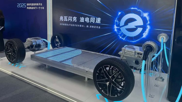 BYD bringt eine neue Fahrzeugplattform mit sehr schnell aufladbaren Akkus auf den Markt.