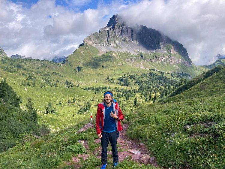Im Rahmen seiner Forschungsarbeit untersucht Thomas Crowther die Biodiversität in den Alpen. Fotos: ETHZ