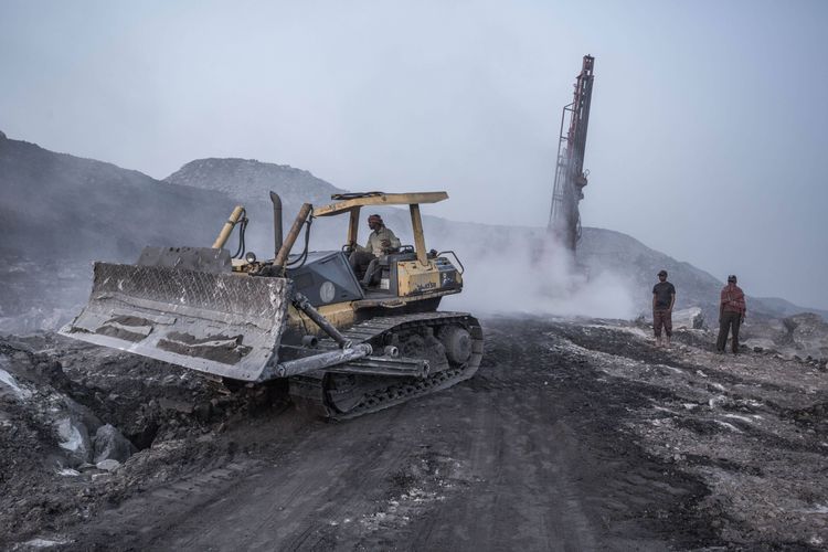 Minenarbeiter beim Abbau von Kohle in Indien