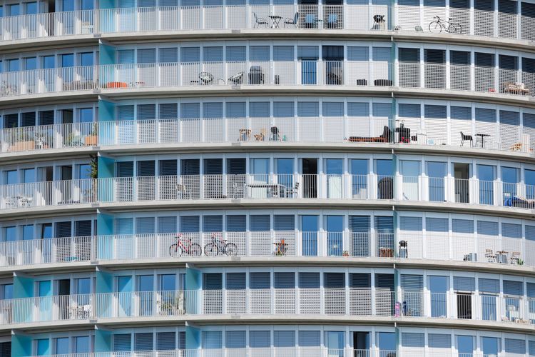 Frontalansicht auf ein Wohngebäude mit Wohnungen