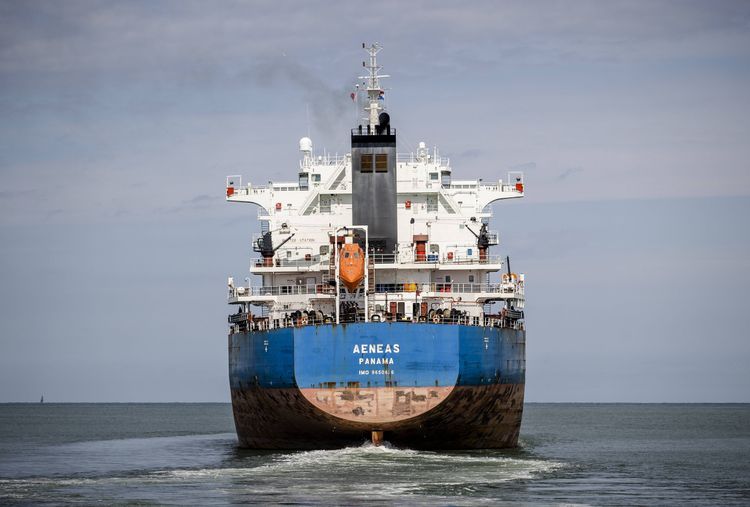 Schweröl treibt die internationale Schifffahrt an - und verursacht grosse Mengen an Treibhausgas-Emissionen.