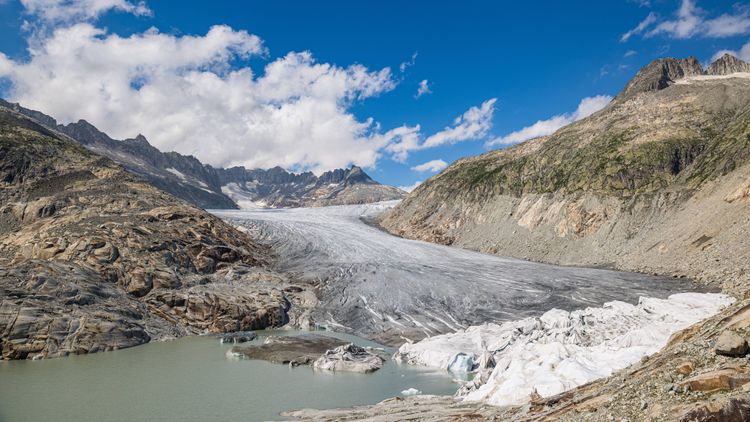 Blick auf den Rhonegletscher, welcher sich seit einigen Jahrzehnten immer stärker zurückzieht.