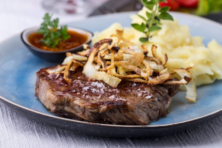 Wohl bekomm's: Wer es mit Fleisch bis ins hohe Alter geschafft hat, profitiert womöglich eher von den Vorteilen.