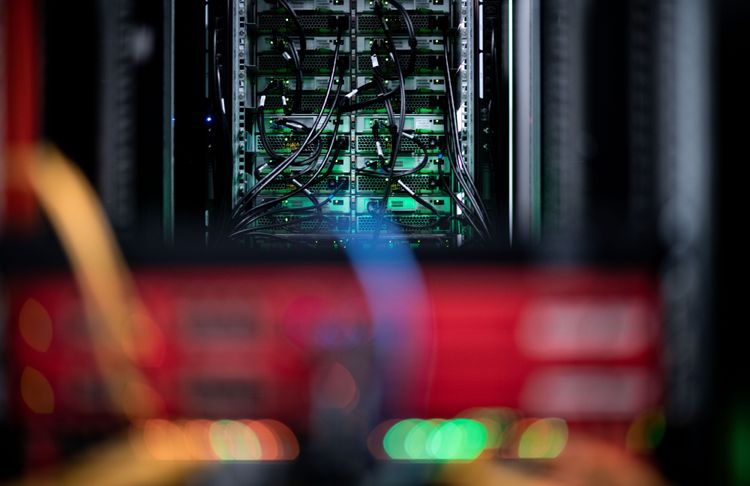 Netzwerkkabel sind an ein Rack angeschlossen in einem Serverraum