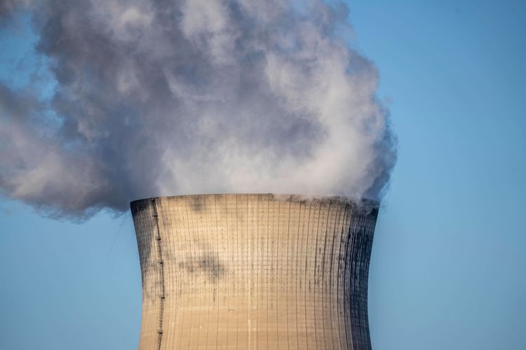 Rauch steigt aus dem Schornstein eines AKW aus