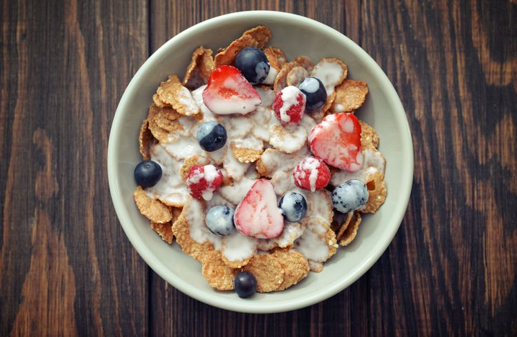 Bild einer Schüssel Kornflakes mit Beeren und Milch
