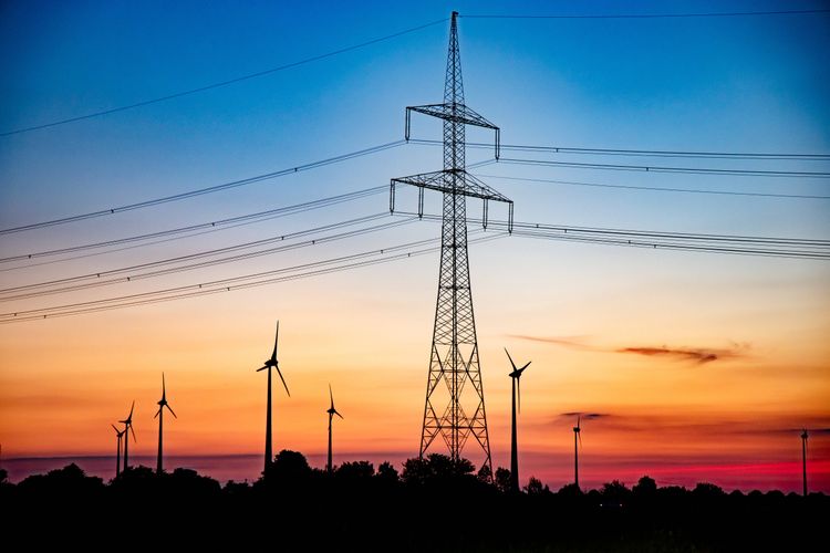 Strommasten und Windräder in Brandenburg während eines starken geomagnetischer Sonnensturm 