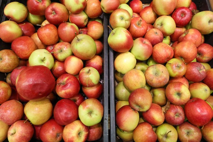 Äpfel in einer Auslage im Supermarkt