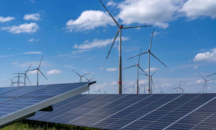 Solar- und Windenergieanlagen nördlich von Marsberg, in Deutschland.