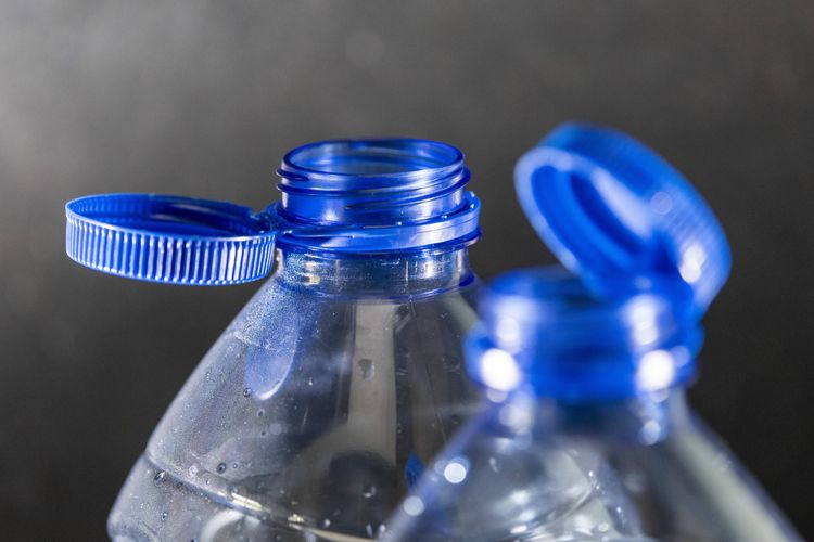 Zwei Plastikflaschen 