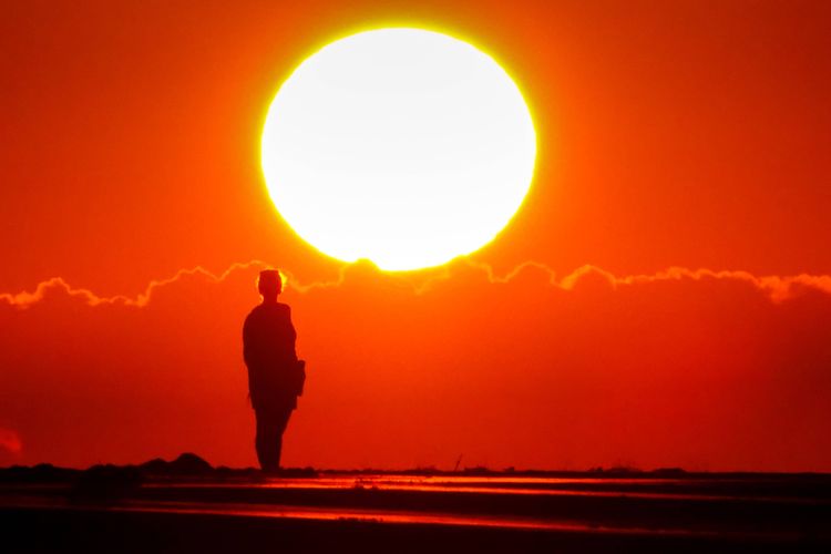 Die Sonne geht über einem Strand auf