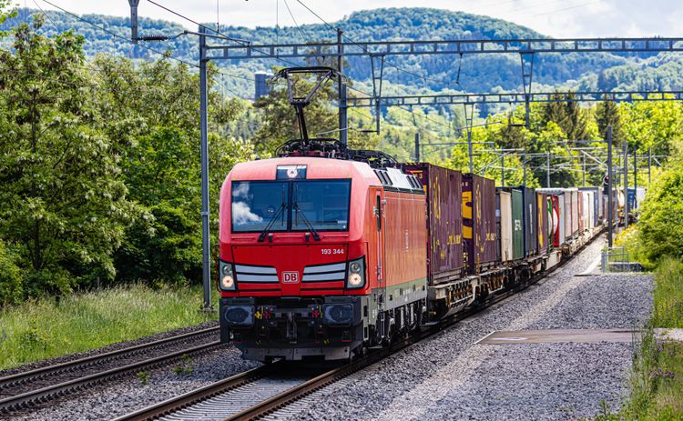Ein Güterzug bringt Ware aus dem Ausland in die Schweiz