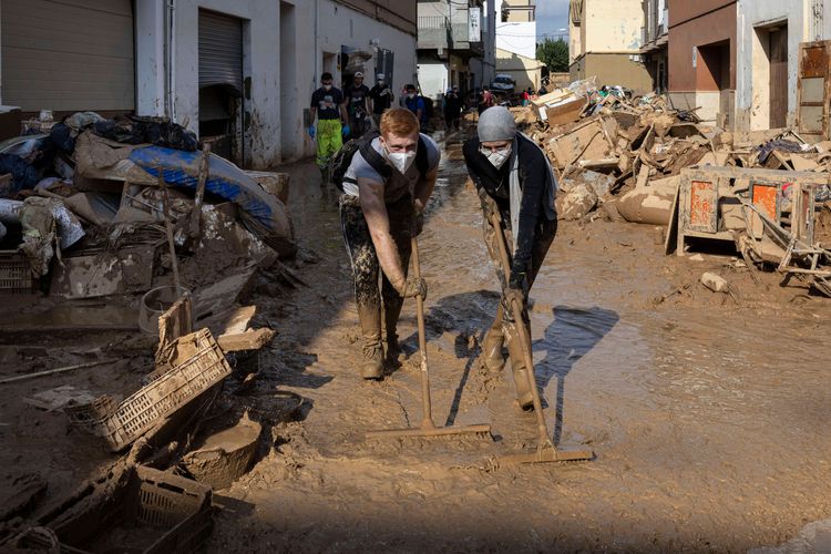 Des habitants de la région de Valence peu après les inondations catastrophiques d’octobre 2024
