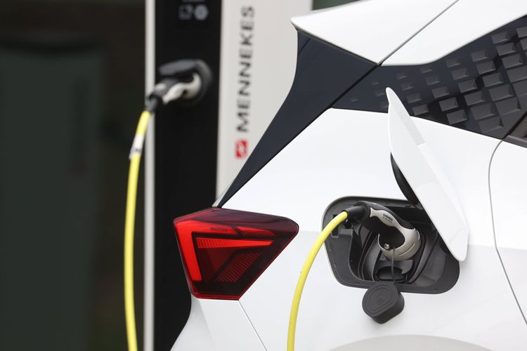 Ein E-Auto wird an einer Ladestation aufgeladen