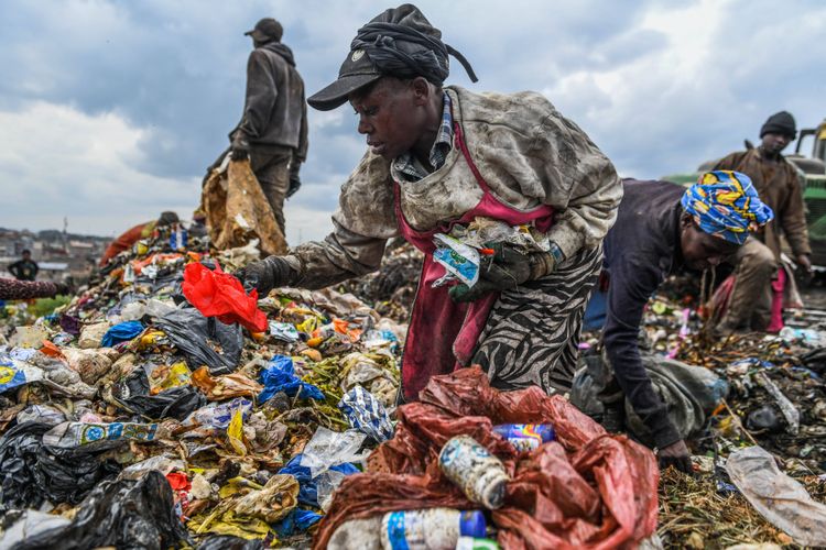 Eine Müllsammlerin auf der Deponie in Dandora, Kenia