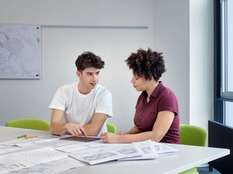 Gefragt sind kreative Lösungen, um qualifizierte Mitarbeitende zu finden. Gesucht werden auch motivierte Berufseinsteigerinnen und Berufseinsteiger. Foto: BKW