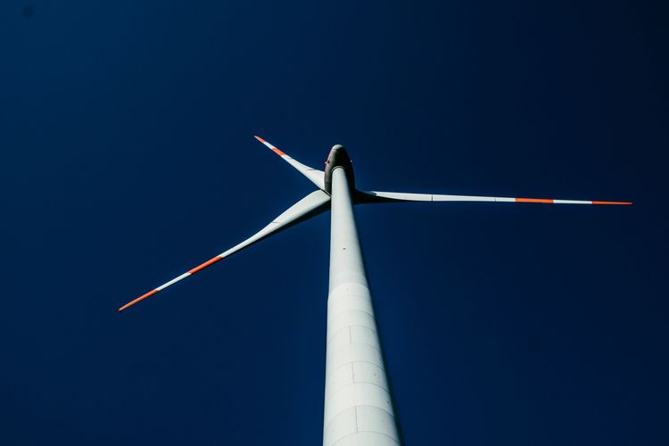 La surcapacité dans des industries telles que l’éolien, mais aussi le solaire ou les batteries explique partiellement les yoyos boursiers des entreprises actives dans la transition énergétique. Photo: Philipp Katzenberger / Unsplash