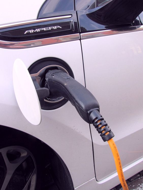 https://pixabay.com/photos/plug-in-electricity-e-car-2783575/