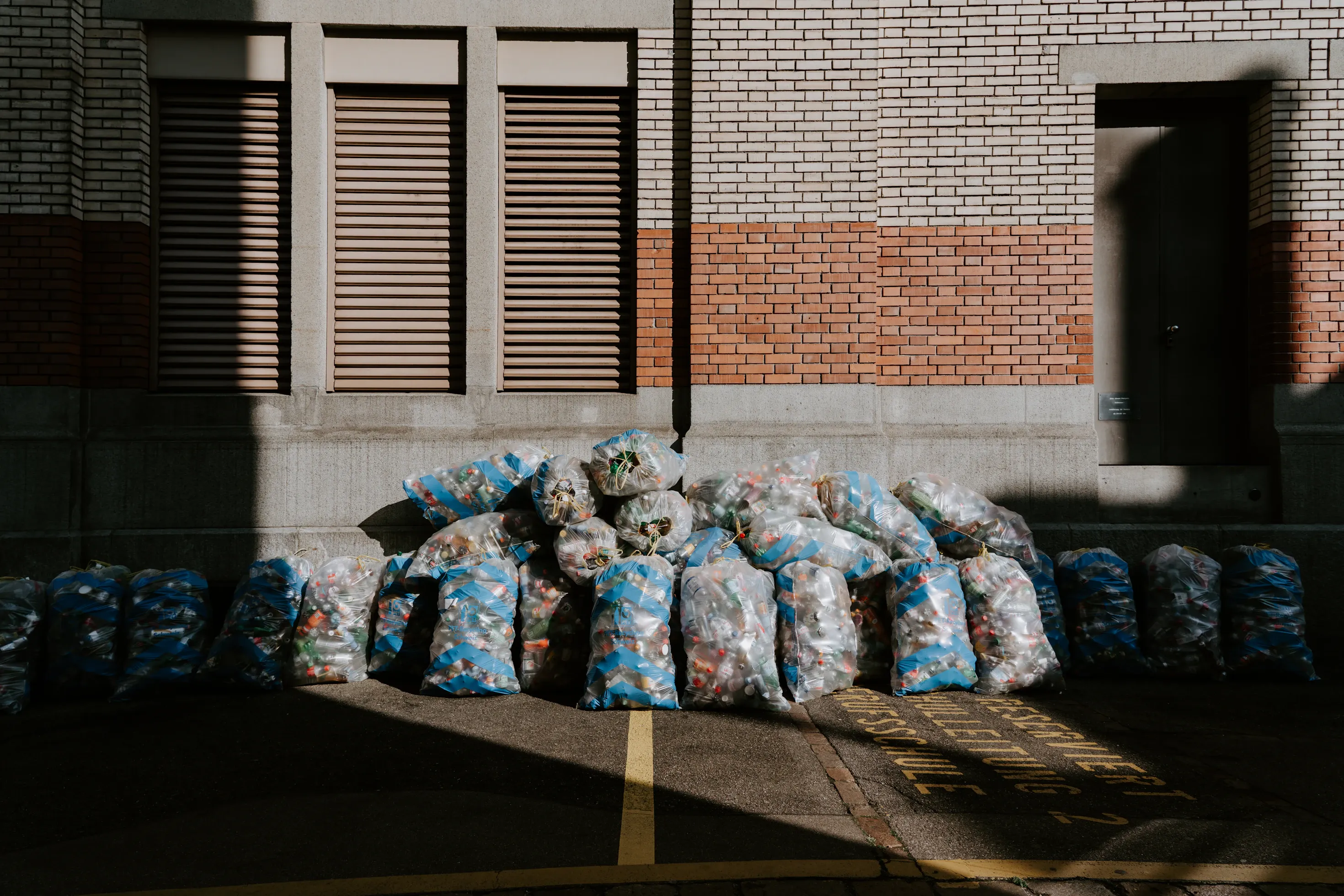 https://unsplash.com/de/fotos/stapel-weisser-sacke-mLo0kohXZhs