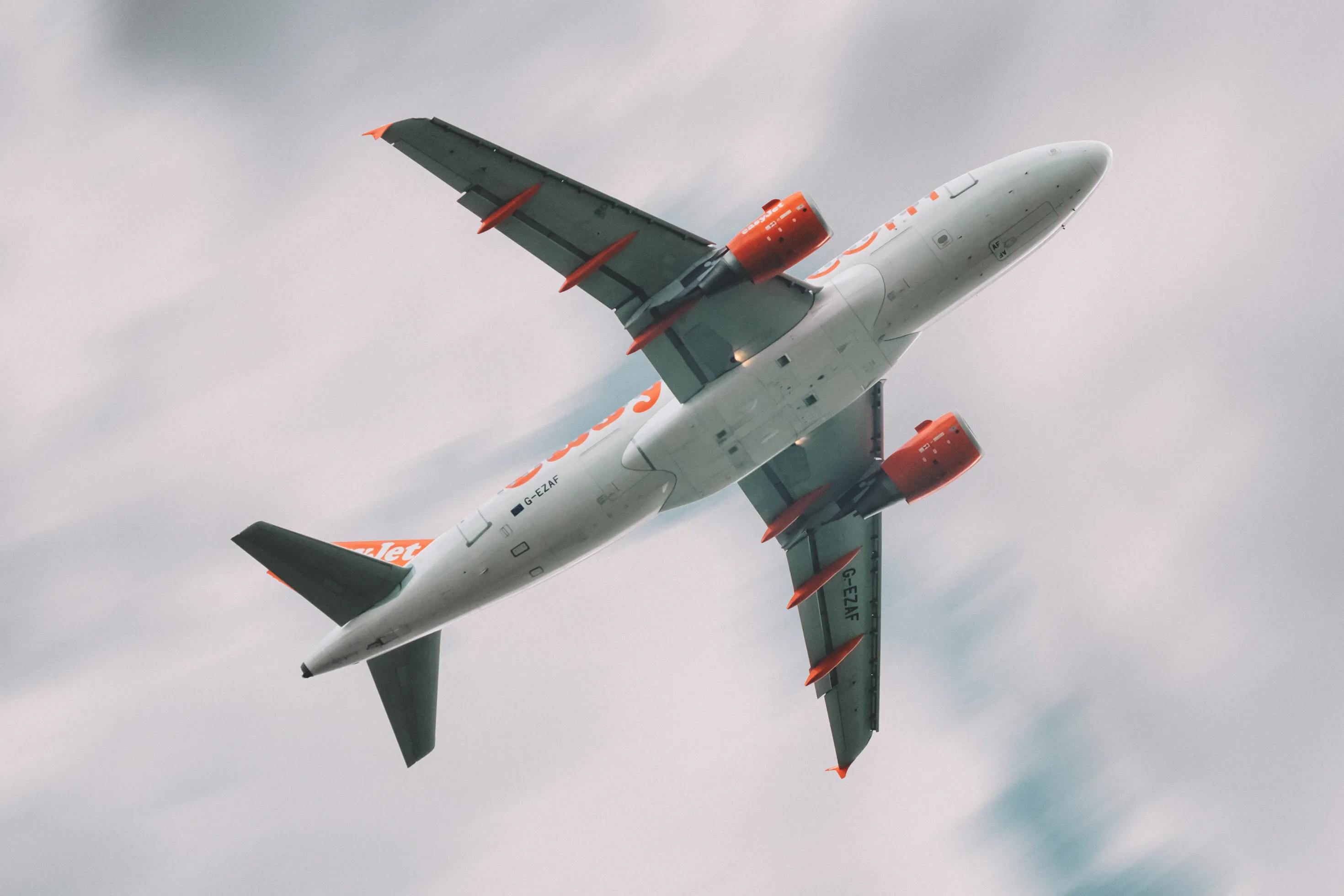 https://unsplash.com/de/fotos/weisses-und-rotes-flugzeug-tagsuber-unter-weissen-wolken-1jhykJUftOc