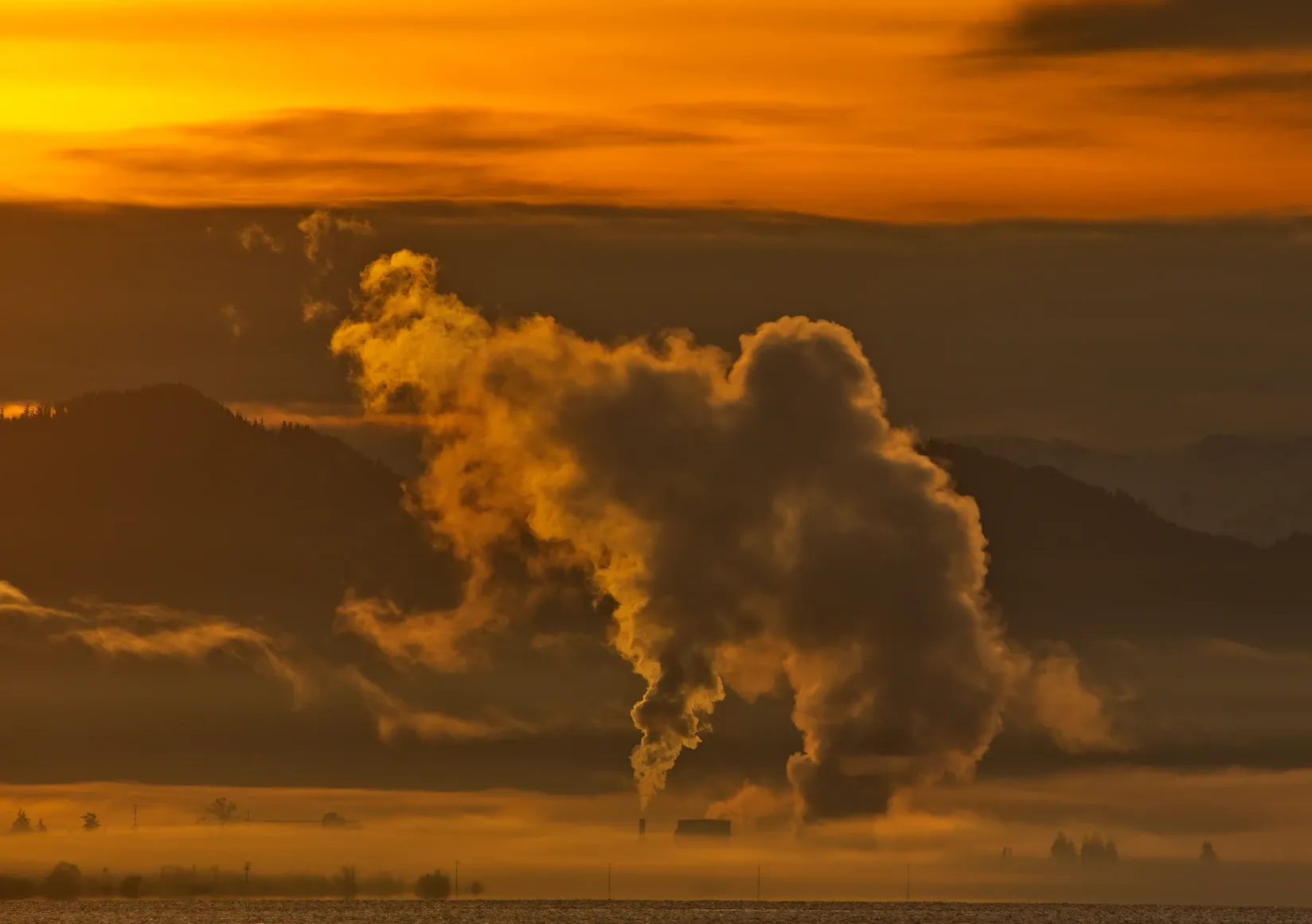 https://unsplash.com/de/fotos/eine-grosse-rauchwolke-die-aus-einem-rohr-kommt-NmT8Nk8OJMg