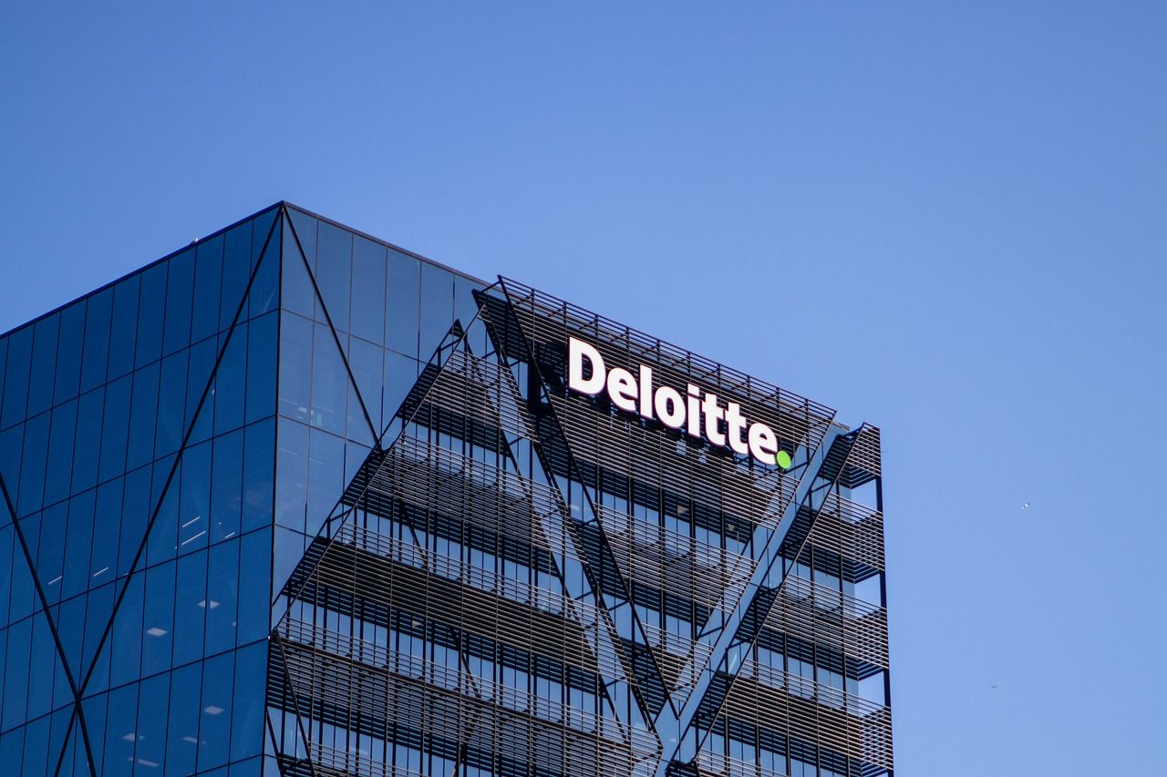 https://pixabay.com/photos/skyscraper-deloitte-logo-glass-5489696/