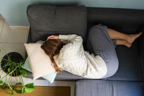 Viele Frauen mit Endometriose berichten, schon mindestens einmal vor Schmerzen in Ohnmacht gefallen zu sein.