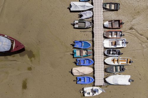 Dürren nehmen zu und werden stärker – diese Entwicklung ist auch eine Herausforderung für die Schweiz. Boote im Lac des Brenets, Juli 2022.