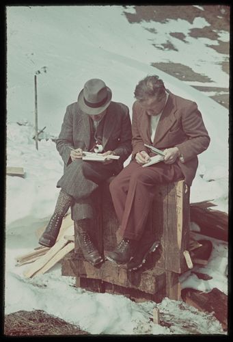 Des experts en sinistres de la Mobilière effectuent des calculs après une avalanche près de Melchtal, en février 1942.