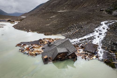 Versunkenes Haus in Blatten, im neuen See, der unmittelbar dem Bergsturz entstand.Keystone/Laurent Gillieron