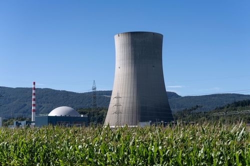 Bild des Schweizer AKW Gösgen hinter einem Feld