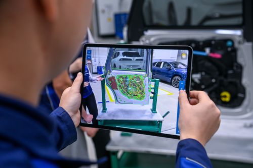 Kontrolle per Tablet: Auch die Montage und die Qualitätskontrolle sind in der iFactory vollständig digital vernetzt – gesteuert durch künstliche Intelligenz. Foto: BMW Group