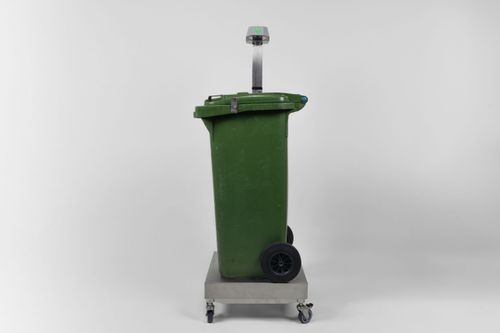 Die Waage von Kitro misst und dokumentiert Lebensmittelabfälle, damit Küchen Verluste gezielt reduzieren können.