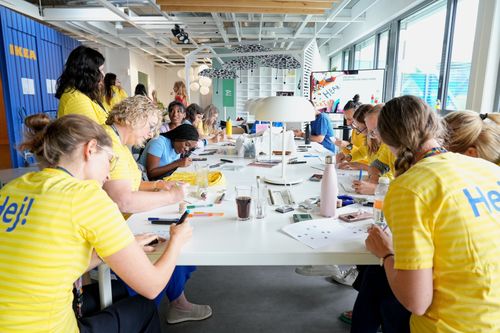 Mitarbeitende von IKEA Schweiz gestalten Grusskarten im Rahmen eines Corporate-Volunteering-Einsatzes mit Save the Children. 