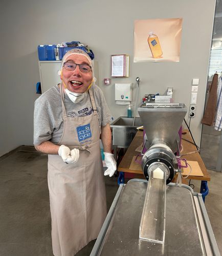 Una persone con disabilità responsabile del riciclo delle saponette.