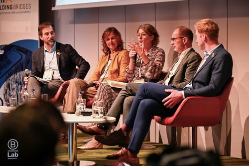 Die Teilnehmenden der Podiumsdiskussion am Building Bridges Summit in Genf (von links nach rechts): Jonathan Normand, Angela de Wolff, Rosa Sangiorgio, Markus Reubi und Tim Polaszek. 