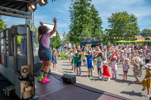 Das Sommerfest bietet ein vielfältiges musikalisches Programm für Gross und Klein