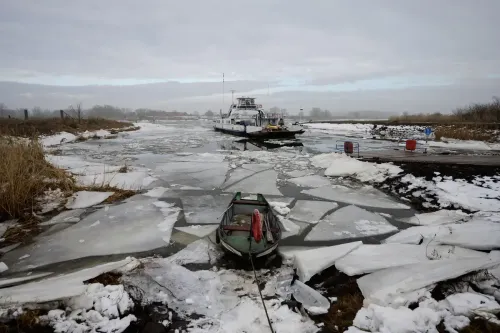 Durch die Kälte bilden sich Eisschollen auf der Elbe – hier die Elbfähre Tanja, die am 15. Januar 2026 den Fluss querte.