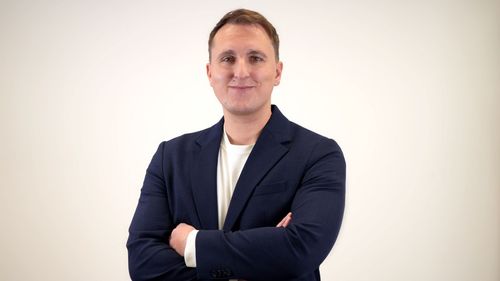 Porträtbild von Adrian Siegrist, Chief Commercial Officer bei Climeworks