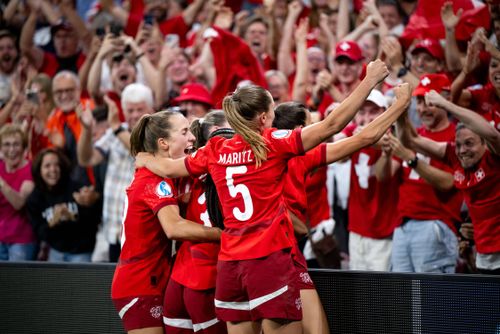 Schweizer Fussballspielerinnen feiern gemeinsam mit Fans den Einzug ins Viertelfinal