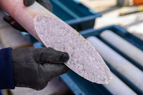 L'"or blanc" extrait d'un échantillon de roche dans la mine de kaolin française, où le lithium sera bientôt exploité à grande échelle.