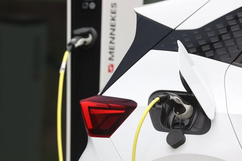 Ein E-Auto wird an einer Ladestation aufgeladen