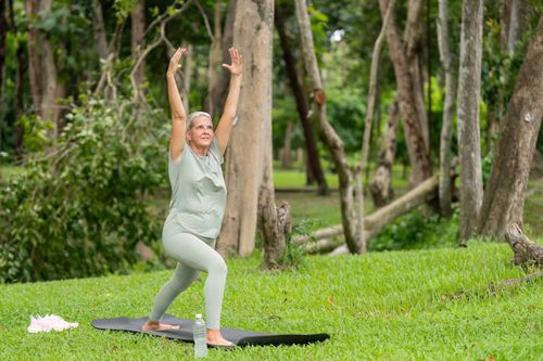 Eine Frau macht Yoga.