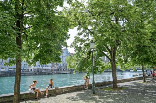 Aussicht am Stadthausquai auf den Fluß Limmat, Zürich, Schweiz