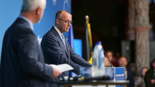 Der deutsche Kanzler Friedrich Merz spricht bei einem Industrietreffen in Antwerpen.