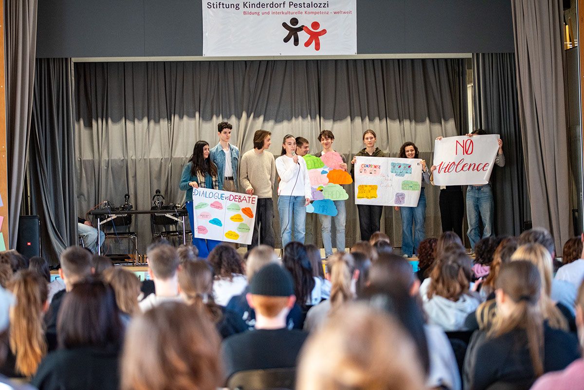 Teilnehmende des European Youth Forum in Trogen bei der Abschlusspräsentation